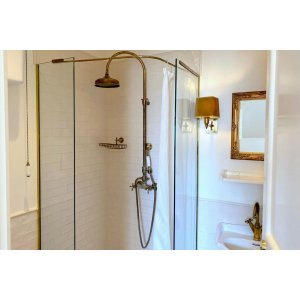 Jak wybrać idealną baterię prysznicową do Twojej retro łazienki?