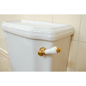 Spłuczka retro – czym się wyróżnia i jak wpływa na wygląd łazienki?